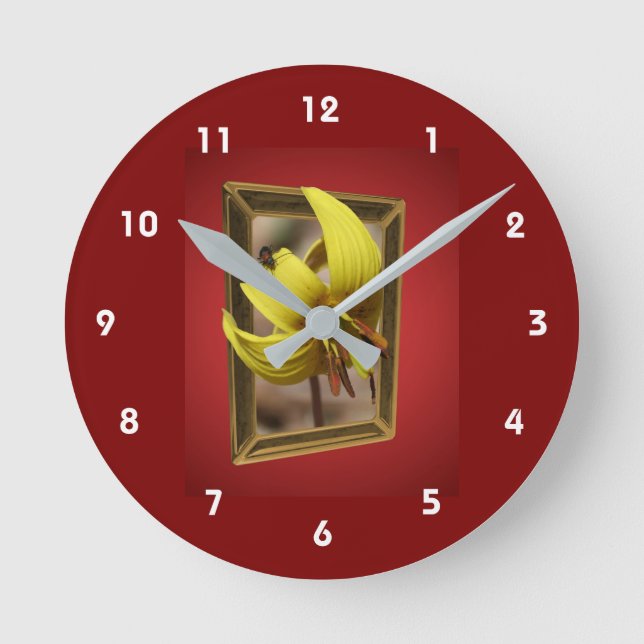 Trout Lily Flower Out Of Bounds  Rund Klocka (Framsida)