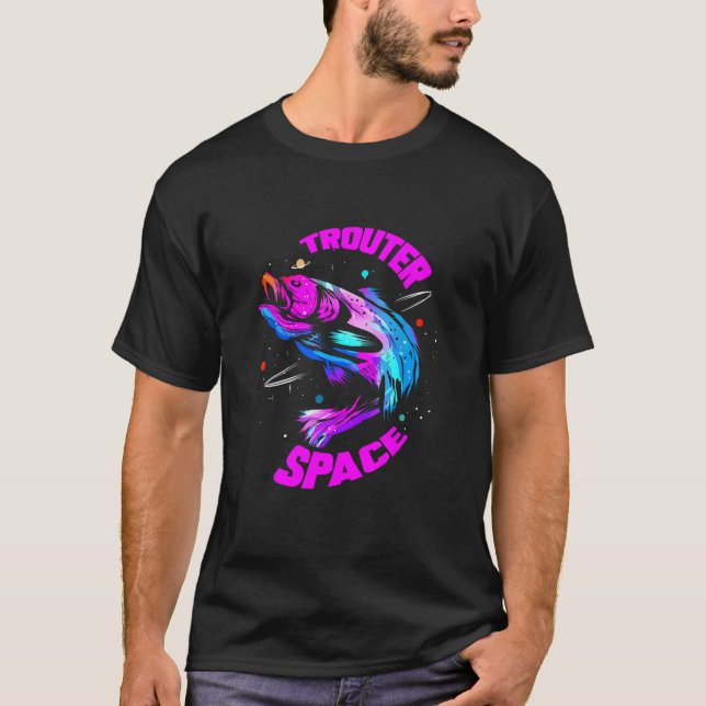 Trouter Space I Trout Fishing Gift for Fisher och T Shirt (Framsida)