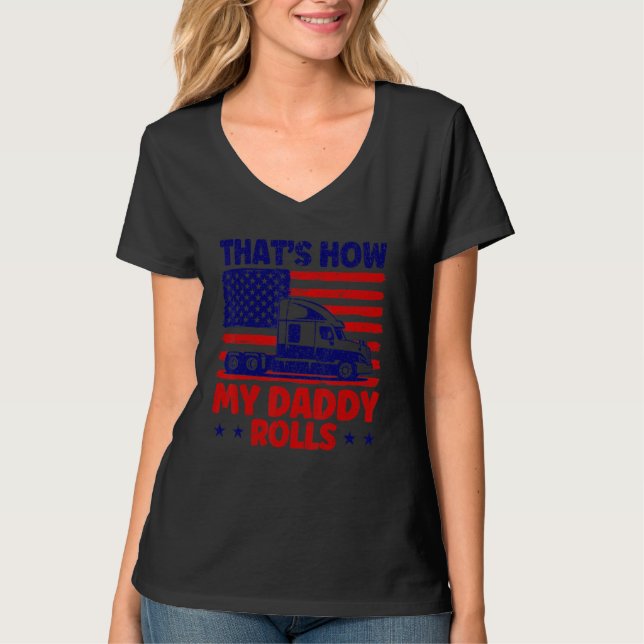 Trucker Truck Driver American Flag My Daddy Rolls T Shirt (Framsida)