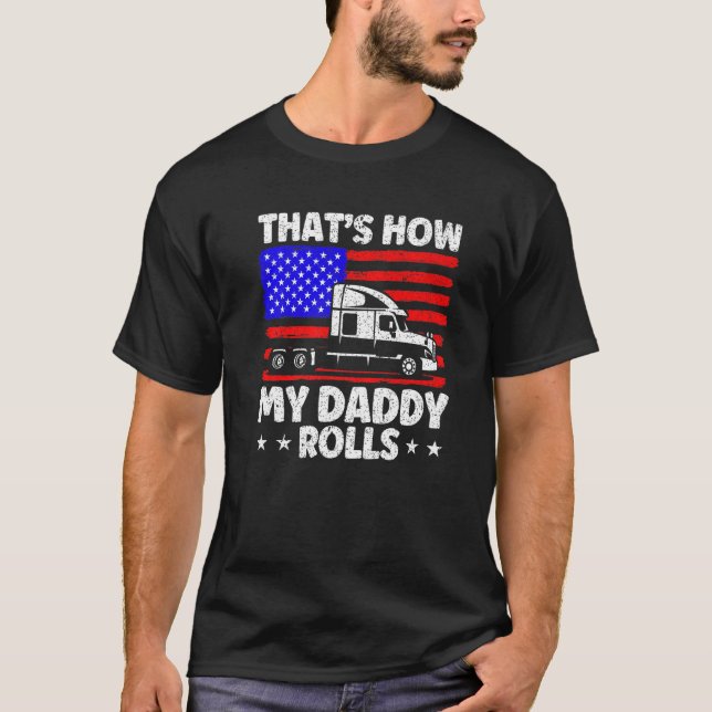 Trucker Truck Driver American Flag My Daddy Rolls  T Shirt (Framsida)