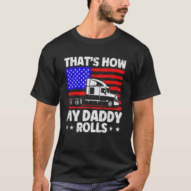 Trucker Truck Driver American Flag My Daddy Rolls  T Shirt (Framsida)