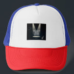 Truckerkeps<br><div class="desc">Låt energin tala högre än ord - var du än är. Denna djärva och andliga truckerkeps är mer än bara en mode påstående, det är en vibb. Designad för dem som leder med sin närvaro, inte för deras röst. Oavsett om du är ute i naturen, kör ärenden eller bara lever...</div>