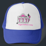 Truckerkepsen Las Vegas Bachelorette Helg Party Keps<br><div class="desc">Vegas Bachelorette-truckerkepsen som du enkelt kan anpassa till din bachelorette helg. Retro-temat för anpassningsbar är en underbar gåva till din brud och kommer att göra det bästa instagramfotot. Byt färg eller lägg till namn för att göra det till ditt eget!</div>