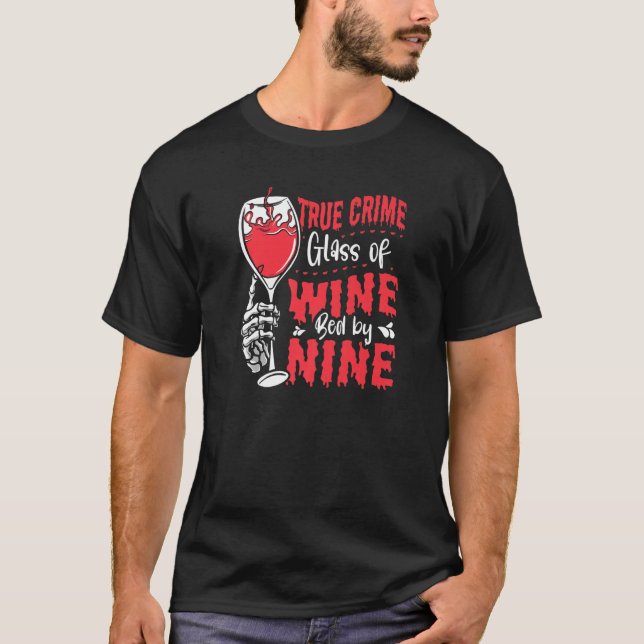 True Crime Glass Of Wine Bed By Nine True Crime   T Shirt (Framsida)