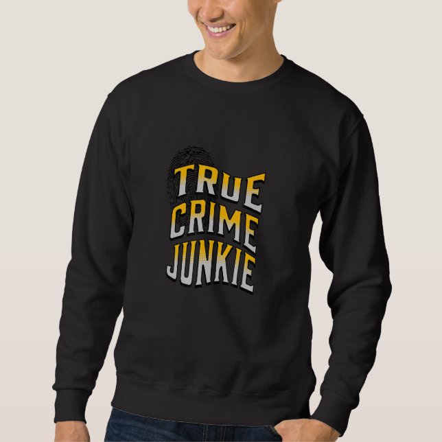 TRUE CRIME JUNKIE_1 LÅNG ÄRMAD TRÖJA (Framsida)