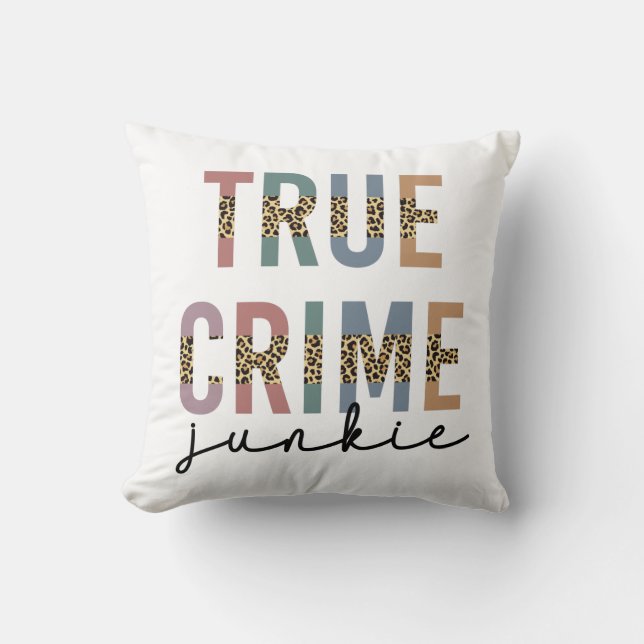 True Crime Junkie | Brottsrekvisit i Älskare Kudde (Framsida)