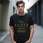 True Gamer-spelare spelar aldrig typografiespel T Shirt<br><div class="desc">True Gamer spelar aldrig typografi Gamer T-shirt. Lönsam och coola spelert-shirt för verkliga spelare. Underbar t-shirt med modern typografi True Gamer sover aldrig. Den här t-shirt-skjortan är en perfekt-presentidé för en riktig spelare.</div>
