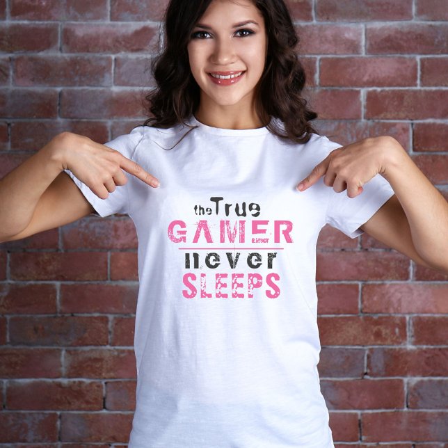 True Gamer tar aldrig bort Rosa Typography Gamer T Shirt (Skapare uppladdad)