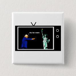 Trumf avfyrar damen som frihet klämmer fast knapp