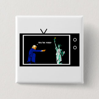 Trumf avfyrar damen som frihet klämmer fast knapp