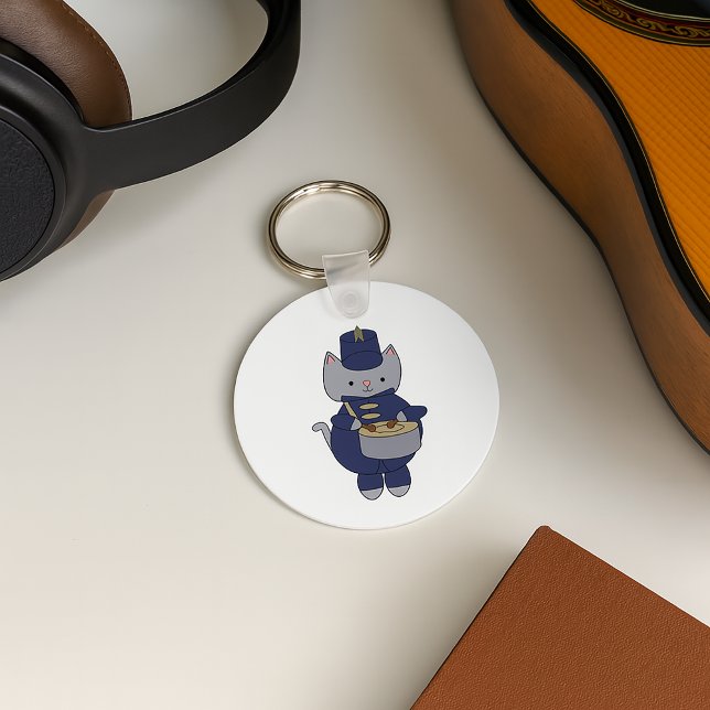 Trumkatt Marchingband Marinblå Guld Nyckelring (A keychain with a snare drum playing cat in a navy blue and gold marching band uniform.)