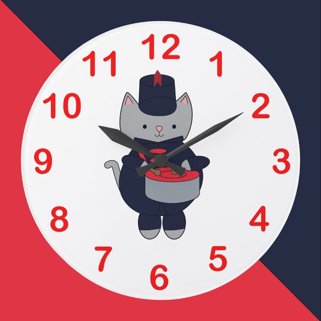 Trumma katt marscherande orkester marinblå röd stor klocka (A clock featuring a cat playing the snare drum in navy blue & red marching band uniform.)