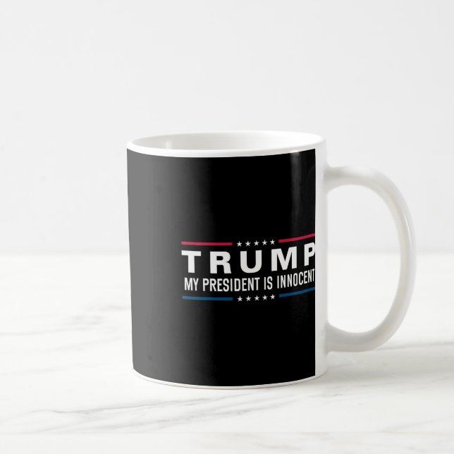 Trumman är oskyldig att ta Amerika tillbaka 2024 Kaffemugg (Höger)