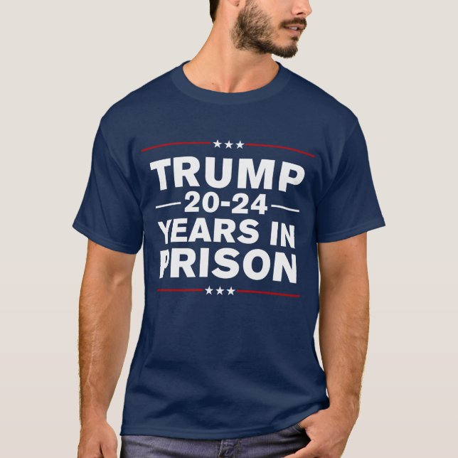 Trump 2024 år i fängelset låser upp antitrumpursen t shirt (Framsida)