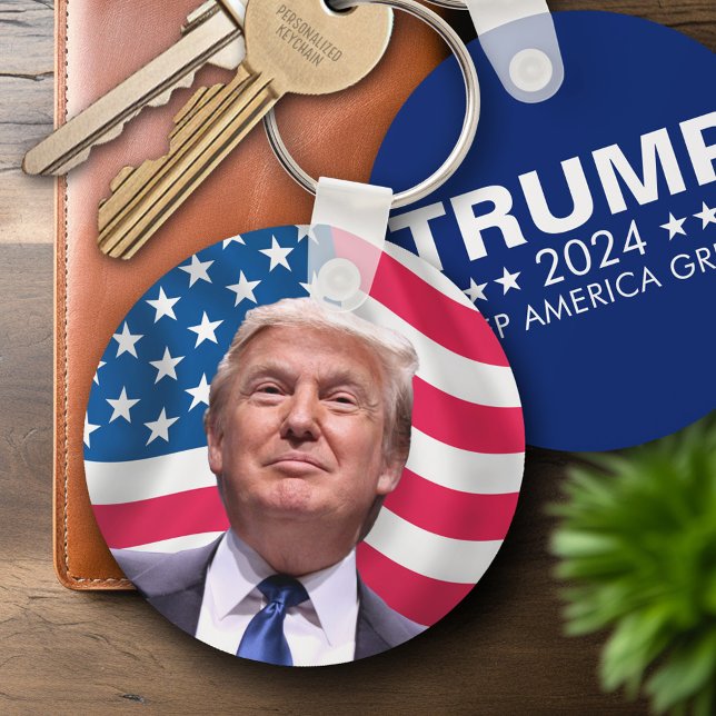Trump 2024 Behålla America Underbar - bild på baks Nyckelring (Personalized Keychain - Trump 2024)