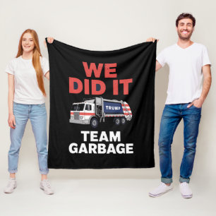 Trump 2024 Lastbil Skräp Vi Gjorde Det Team Skräp Fleecefilt