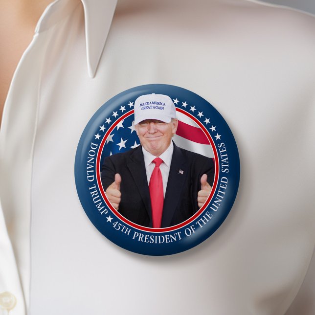 Trump 2024 med MAGA Hat och Thumbs Up-foto Knapp (Trump 2024 Button)