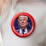 Trump 2024 med Photo och Red gräns Knapp<br><div class="desc">Ett foto från kampanj för Donald Trump i presidentvalet 2024. Den här knappen inkluderar Donald med blå och röd gräns runt fotot. Typen säger Donald Trump för president - 2024. För bästa resultat visas detaljerna i den här utformningen bäst på minst 2, 25-tumsknapparna eller större.</div>