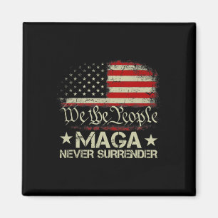 Trump 2024 Mega överlämnar aldrig amerikanska Flag Magnet