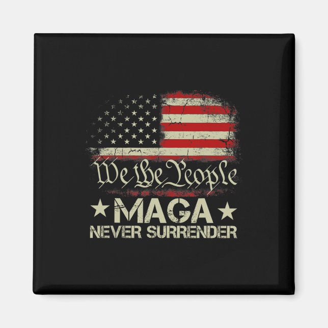 Trump 2024 Mega överlämnar aldrig amerikanska Flag Magnet (Framsidan)