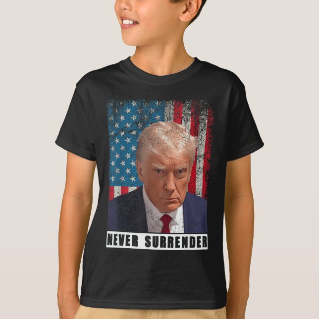 Trump 2024 Mugg Shot President Överger aldrig Flag T Shirt (Framsida)
