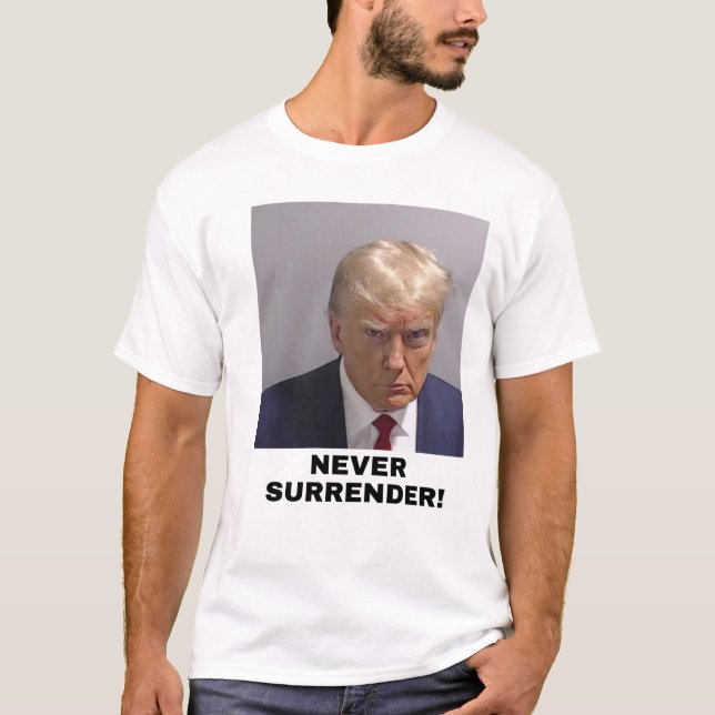 Trump 2024 Överlämnande aldrig T Shirt (Framsida)