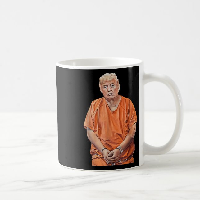 Trump 20-24 år i fängelset - funna antitrumpump kaffemugg (Höger)