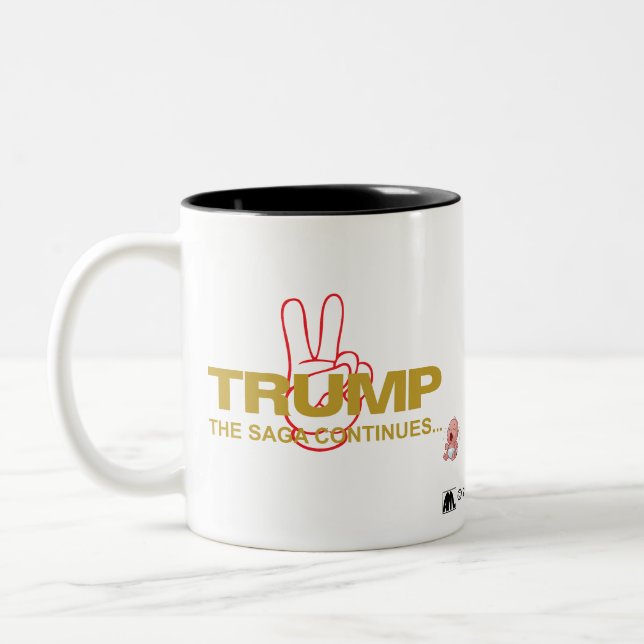 TRUMP 2: "SAGAN FORTSÄTTER" Två-Tonad MUGG (Vänster)