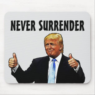TRUMP ALDRIG ÖVERRENDER Mousepad Musmatta