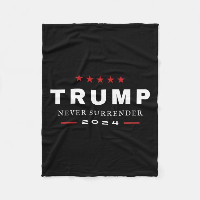 Trump Aldrig Surrender 2024 Maga Patriotic Tee Fleecefilt (Framsidan)