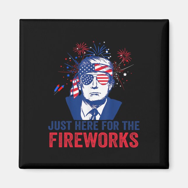 Trump är bara här för fyrverkerierna Rolig fjärde  Magnet (Framsidan)