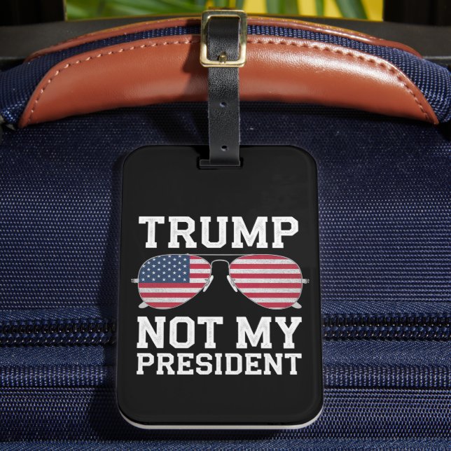Trump är inte min president Anti-Trump Bagagebricka (Framsida Insitu 2)