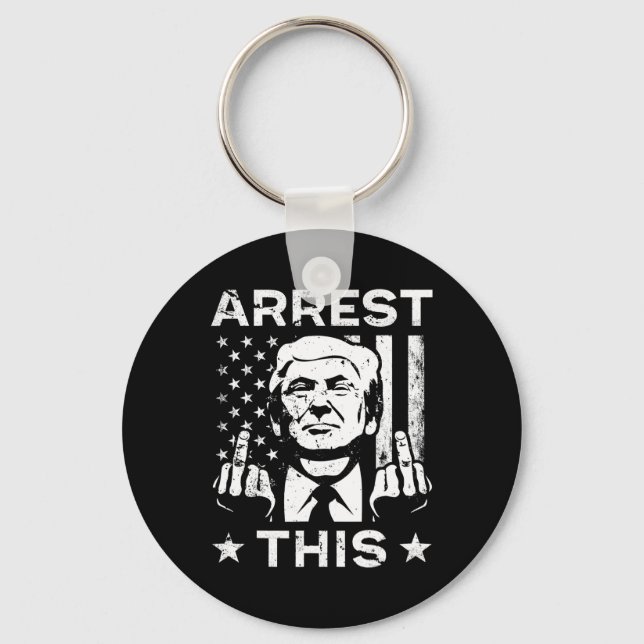 Trump Arrest Finger 2024 Val Nyckelring (Framsida)