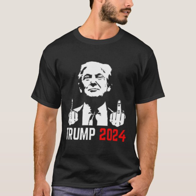 Trump Arrest I Finger 2024 Amerika USA Flagkul T Shirt (Framsida)