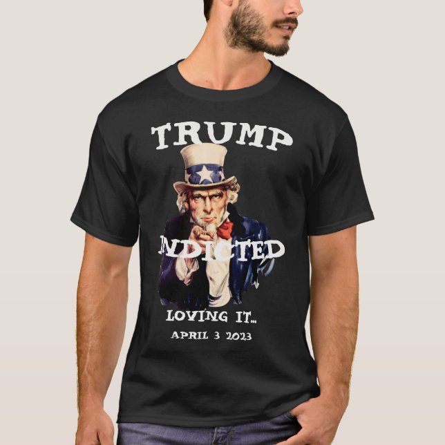 Trump åtalad tisdag 2023 Farbror Sam T Shirt (Framsida)