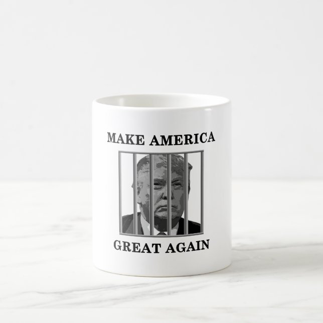 Trump bakom Pub Kaffemugg (Center)