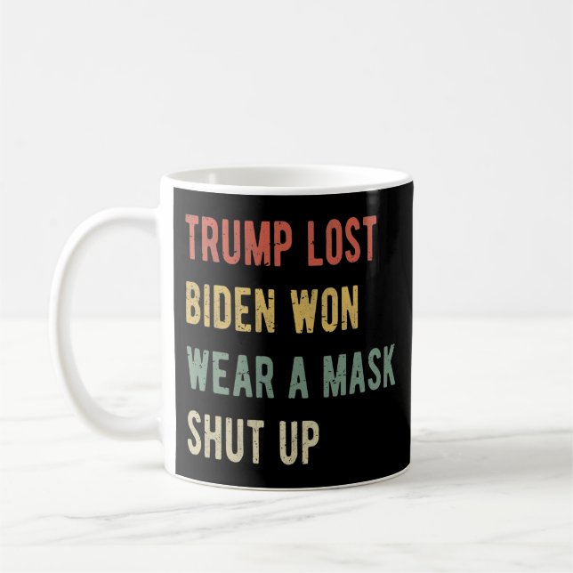 Trump Borttappad Biden Won Bära A Mask Håll käften Kaffemugg (Vänster)