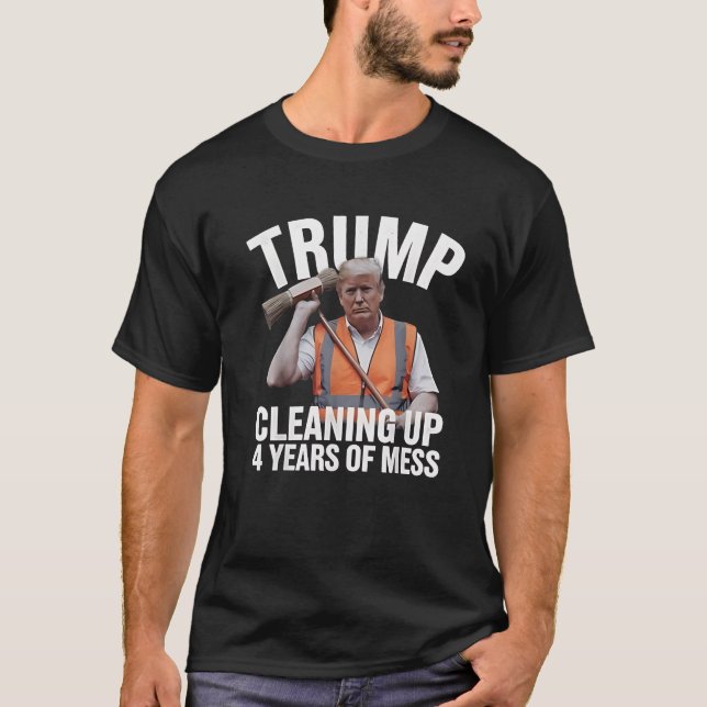 Trump Cleaning up 4 Years of Mess Garbage Can T Shirt (Framsida)