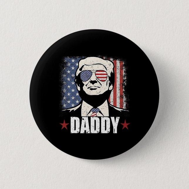 Trump Daddy 2025 Officiell Trump Daddy Rolig 1  Knapp (Framsida)