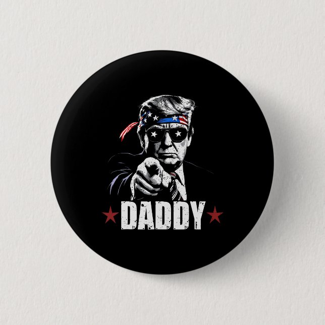 Trump Daddy 2025 Officiell Trump Daddy Rolig 2  Knapp (Framsida)