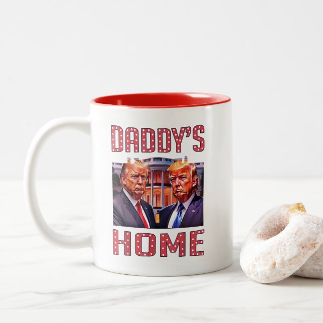 Trump Daddys Home White House 2024 Två-Tonad Mugg (Med munk)