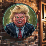Trump Dartboard: Ett politiskt mål Darttavla<br><div class="desc">Bild i Donald Trump Dart Board. En rund rityta med en karikatyr av Donald Trump. Bilden är ett humoristiskt upptag av politik, som passar vuxnor och de som tycker om bra skrattar. En humoristisk rityta med en karikatyr av Donald Trump. Tavlan är designad med grönt och svart bakgrund och har...</div>
