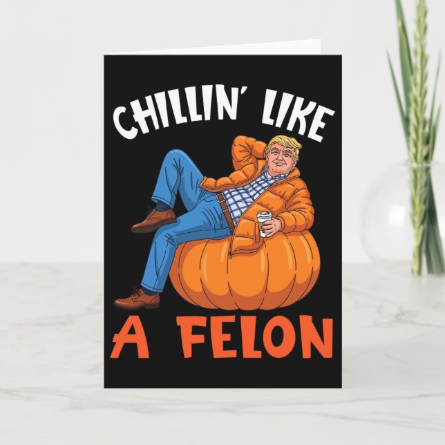 Trump dricker kaffe på pumpa chillar som en brotts kort (Framsida)