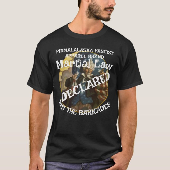 TRUMP FÖRKLARAR MARTIAL LAW MAN THE BARRICADES T SHIRT (Framsida)