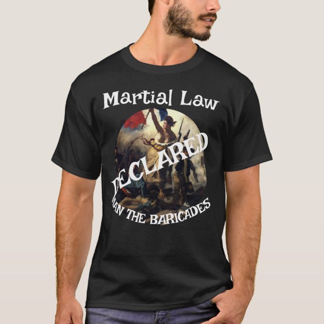 TRUMP FÖRKLARAR MARTIAL LAW MAN THE BARRICADES T SHIRT (Framsida)