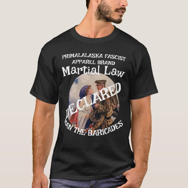 TRUMP FÖRKLARAR MARTIAL LAW MAN THE BARRICADES T SHIRT (Framsida)
