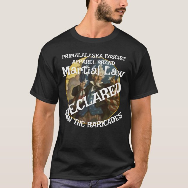 TRUMP FÖRKLARAR MARTIAL LAW MAN THE BARRICADES T SHIRT (Framsida)