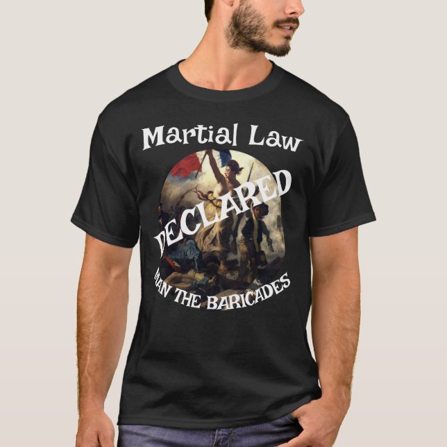 TRUMP FÖRKLARAR MARTIAL LAW MAN THE BARRICADES T SHIRT (Framsida)