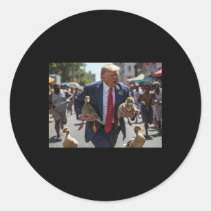 Trump håller anka och katt rösta Trump husdjur för Runt Klistermärke