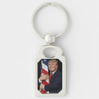 Trump Hugger i Flagga Rektangulärt Silverfärgad Nyckelring